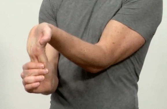 Übung 2: Dehnung der Unterarmmuskulatur. Finger zum Körper hin ziehen und 30 Sekunden halten. Hände ausschütteln. Mit der anderen Hand wiederholen.